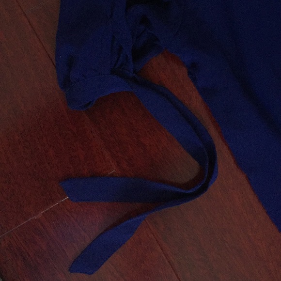⭐️ Firm Price ⭐️ Royal Blue Blouse with tie up sleeves and elastic bottom - Picture 3 of 4